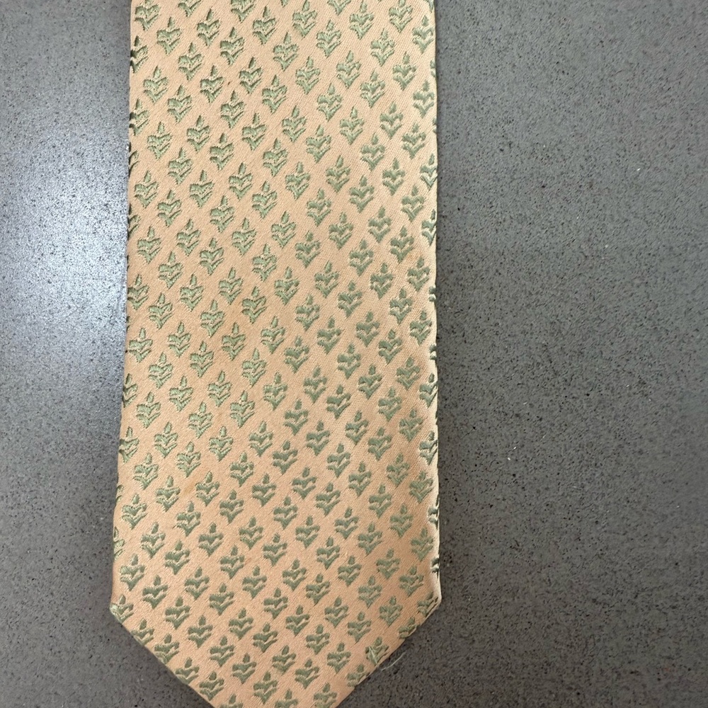 Charvet Men’s tie, pale yellow and sage green pattern. Very elegant.
